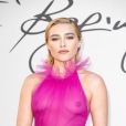  En juillet 2022, Florence Pugh posait pour défilé de mode Valentino à Rome, en portant une robe transparente d'un chatoyant rose bonbon, sans soutien gorge : "J'étais à l'aise avec mes petits seins, et avec l'idée de les dévoiler comme ça" 