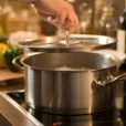  Faire fondre le beurre dans une casserole à feu moyen. Ajouter les oignons et le sel, remuer et faites cuire 5 minutes, et recouvrez la casserole. Remuer de temps en temps, jusqu'à ce que les oignons soient bien dorés, durant 20 à 25 minutes.   