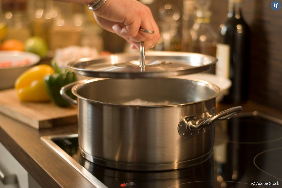  Faire fondre le beurre dans une casserole à feu moyen. Ajouter les oignons et le sel, remuer et faites cuire 5 minutes, et recouvrez la casserole. Remuer de temps en temps, jusqu&#039;à ce que les oignons soient bien dorés, durant 20 à 25 minutes.   