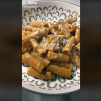 Cette recette du "one pot pasta" à l'oignon affole TikTok