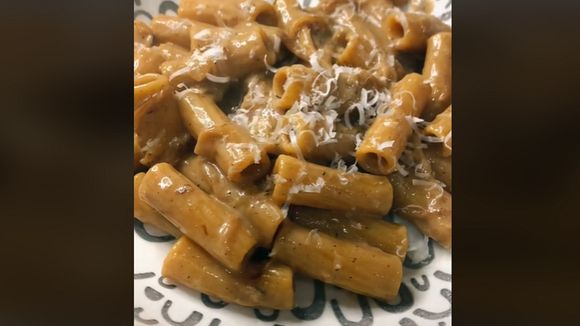 Cette recette du "one pot pasta" à l'oignon affole TikTok