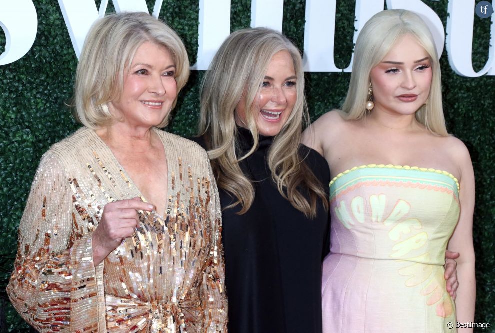 Martha Stewart, MJ Day and Kim Petras au photocall &quot;Sports Illustrated Swimsuit&quot; à New York, le 18 mai 2023.  