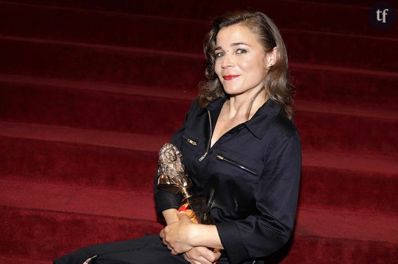 Légende : Blanche Gardin reçoit le Molière de l'humour lors de la 30e cérémonie des Molières 2018 a la salle Pleyel à Paris, le 28 mai 2018.