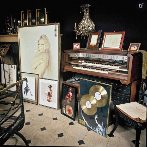 Le salon de Serge Gainsbourg est resté tel qu'il était : on y retrouve ses disques d'or, son piano ainsi qu'un tableau de Brigitte Bardot, avec qui il a eu une brève idylle avant de rencontrer Jane Birkin en 1968.