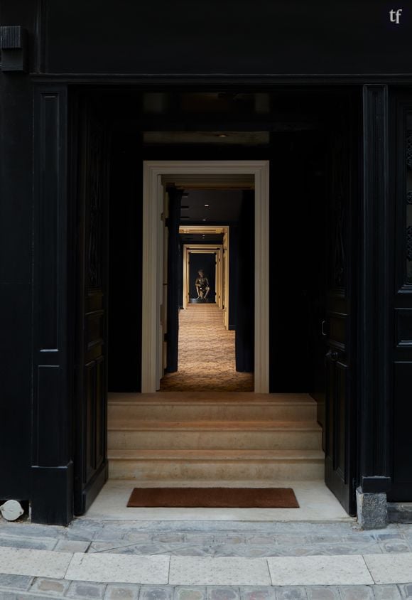 Porte d'entrée du musée au 14 rue de Verneuil. "L'Homme à la tête de Chou" de Claude Lalanne (1968).