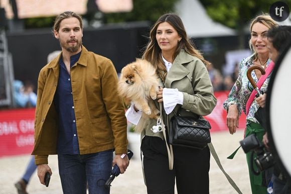  Dans les commentaires, bien des mères sont effectivement venues soutenir la personnalité médiatique et se confier auprès d'elle : "Haha pareil, j'avais honte de pleurer devant les puéricultrices" 
Camille Cerf (Miss France 2015 et Ambassadrice du LGCT-LPEJ 2022), son compagnon Théo Fleury et le chien Romeo - 8ème édition du "Longines Paris Eiffel Jumping" au Champ de Mars à Paris, le 25 juin 2022. © Jean-Baptiste Autissier/Panoramic/Bestimage 