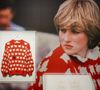 Le célèbre pull en laine rouge décoré de moutons de Lady Di vient de se vendre, ce jeudi 14 septembre 2023, 1,1 million de dollars aux enchères selon la maison de vente Sotheby's.