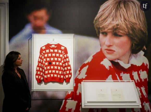 Le célèbre pull en laine rouge décoré de moutons de Lady Di vient de se vendre, ce jeudi 14 septembre 2023, 1,1 million de dollars aux enchères selon la maison de vente Sotheby's.