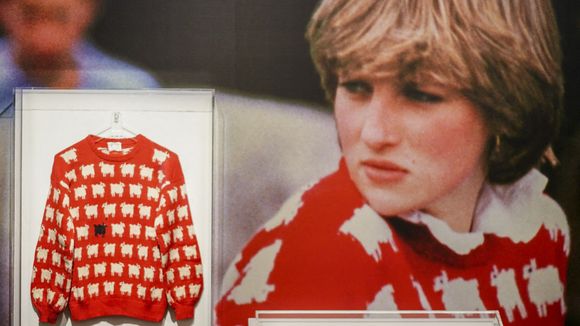 Lady Diana : retour sur l'histoire de son pull rouge imprimé moutons vendu aux enchères plus d'un million de dollars