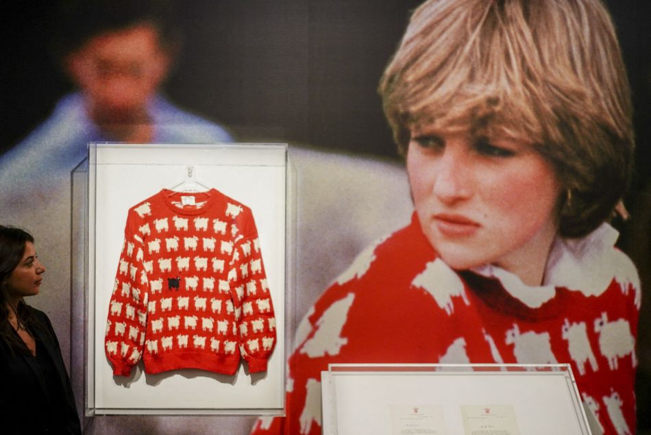 Le célèbre pull en laine rouge décoré de moutons de Lady Di vient de se vendre, ce jeudi 14 septembre 2023, 1,1 million de dollars aux enchères selon la maison de vente Sotheby's.