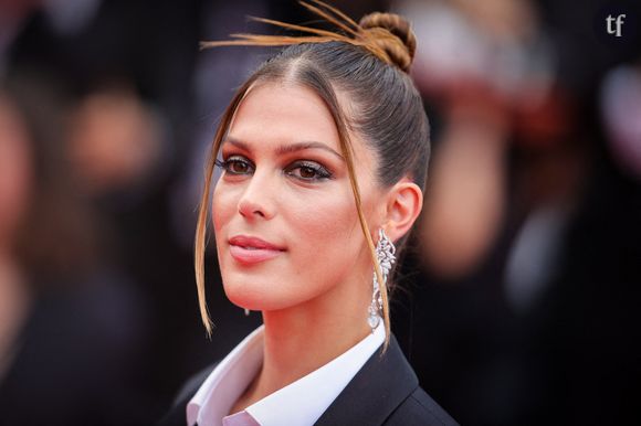 "Quand LA personne qui t'a fait découvrir la mode à 13 ans complimente ton look !!". Iris Mittenaere est repartieeuphorique de la soirée Shiseido à New-York, celle du lancement de la collection "Vital Perfection". Pourquoi ? Simple : elle a fait une rencontre féerique.
