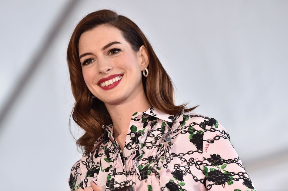 La fierté éprouvée par Iris Mittenaere se ressent dans la vidéo partagée par cette dernière. Il faut dire que quand Anne Hathaway , nouvelle égérie de Shiseido, complimente votre look, ce n'est pas rien. Les trois millions de fans de la personnalité médiatique ne se sont d'ailleurs pas privés d'applaudir en retour notre compatriote...
