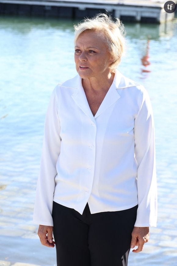 On l'écoute : "Mettre fin à mes jours ? Ça m'a traversé l'esprit, oui"
Muriel Robin lors du photocall du film "Les yeux grands fermés" lors de la 25ème édition du Festival de la fiction de la Rochelle, France, le 14 septembre 2023. © Denis Guignebourg/BestImage 