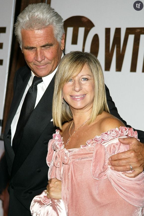 Oui, on a plus l'impression de voir défiler le descriptif d'un zoo que le vocabulaire d'un article standard dédié à une chanteuse, une artiste, une femme. Déplorable...
Barbra Streisand and James Brolin at the Showtime Star-Studded Emmy Party held at Mortons on Melrose, USA September 19,2004. Photo by Rena Durham/ZUMA/ABACAPRESS.COM