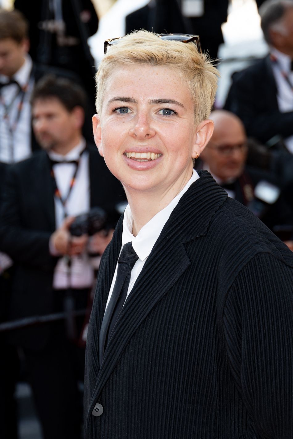 Le ton évolue à mesure que le film dévoile son discours : aborder la course à la sexualité, la pression que l'on fait subir aux jeunes filles, le Graal du dépucelage, mais aussi... La notion fondamentale de consentement. On pense à un autre grand film féministe dès lors : le dévastateur Promising Young Woman . Deux oeuvres qui s'exercent à aborder frontalement cet enjeu capital, chacune à leur manière... Et nous dévastent.
Molly Manning Walker - Montée des marches du film " Asteroid City " lors du 76ème Festival International du Film de Cannes, au Palais des Festivals à Cannes. Le 23 mai 2023 © Jacovides-Moreau / Bestimage