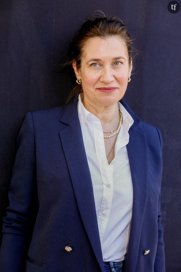 Pour Emmanuelle Devos, "Depardieu est l'arbre qui cache la forêt"Emmanuelle Devos au photocall de la série "B.R.I." pour CanneSeries Saison 6 sur la plage du Mariott à Cannes, France, le 18 avril 2023. © Denis Guignebourg/BestImage&nbsp;&nbsp;