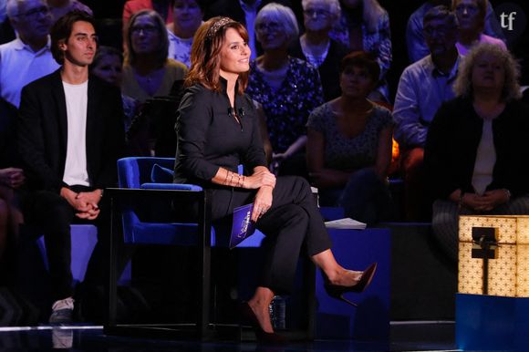 Mais Faustine Bollaert ne s'arrête pas là. L'animatrice de "Ca commence aujourd'hui", par ailleurs personnalité télé préférée des français, se remémore encore : "Michel ouvert la porte et a tout de suite vu dans mes yeux que j'avais besoin d'être libérée de ce moment. Il m'a tout de suite invité à le suivre et j'avoue que j'étais très soulagée". 
Faustine Bollaert lors de l'émission "La boîte à secrets 13", présentée par Faustine Bollaert, et diffusée le 21 octobre 2022 sur France 3 © Christophe Clovis / Bestimage