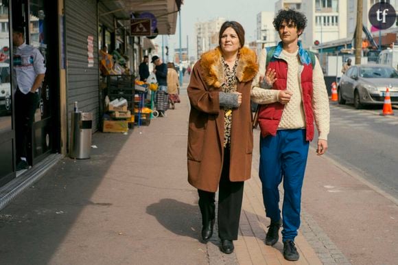 Agnès Jaoui est d'ailleurs éblouissante dans ce rôle, d'autant plus que l'oeuvre adopte progressivement une couleur mélancolique, un je ne sais quoi de spleen diffus qui n'est pas sans émouvoir. L'occasion d'accorder à la comédienne des plans valorisant sa force : regards, sourires et mains qui disent beaucoup, sans rien dire. 
