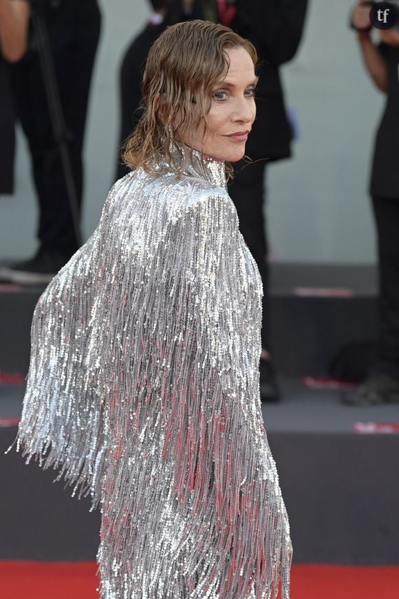 En ce 3 avril débarque en salles "Sidonie au Japon", une fantaisiste comédie qui promène sa protagoniste façon Lost in translation. Un portrait de femme, mais pas n'importe lequel : celui de sa star,Isabelle Huppert.  
Isabelle Huppert attends the red carpet of movie Maestro at 80 Venice Film Festival at Palazzo del Cinema on September 2, 2023, in Venice Lido, Italy. © Mario Cartelli/SOPA Images/ZUMA Press/Bestimage Première du film "Maestro" lors du 80ème festival international du film de Venise, La Mostra