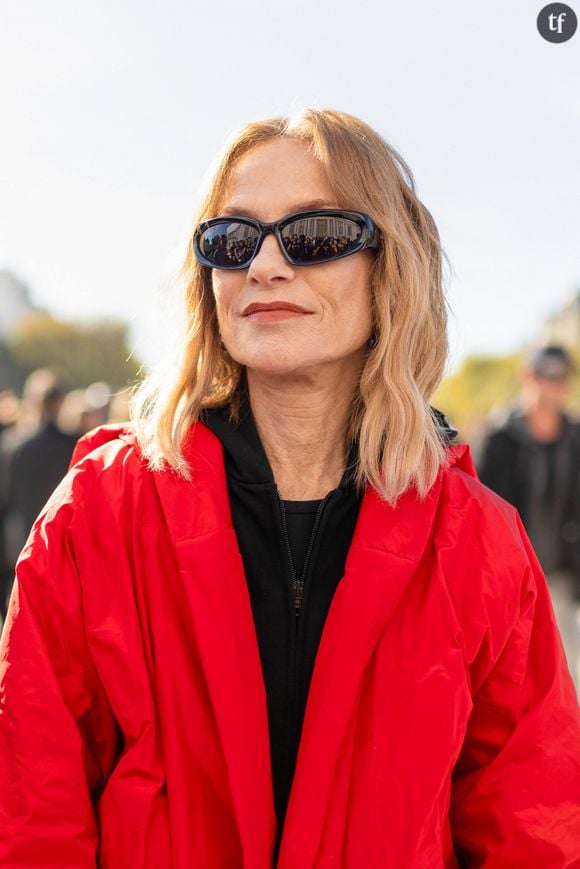 Rire, spleen, trash : 3 rôles pour redécouvrir l'immense Isabelle Huppert 
Isabelle Huppert - Personnalités au défilé Balenciaga prêt à porter printemps / été 2024 lors de la fashion week à Paris le 1er octobre 2023. © Tiziano Da Silva / Pierre Perusseau / Bestimage 