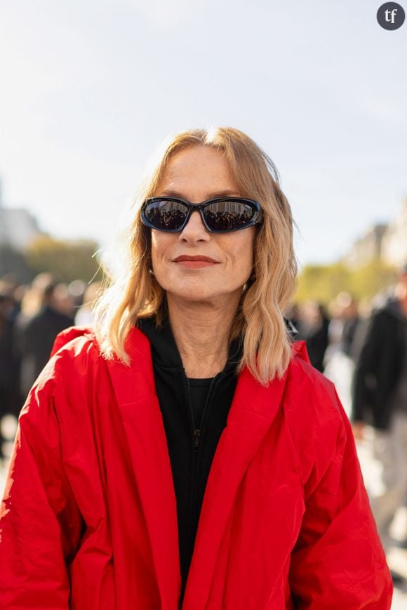 Plus méconnu enfin, "Copacabana", tragicomique chronique abordant une relation/mère fille aussi authentique à l'écran qu'en dehors. Car c'est à sa véritable fille, Lolita Chammah, qu'Isabelle Huppert donne la réplique, dans le rôle d'une daronne too much et tendre.
Isabelle Huppert - Personnalités au défilé Balenciaga prêt à porter printemps / été 2024 lors de la fashion week à Paris le 1er octobre 2023. © Tiziano Da Silva / Pierre Perusseau / Bestimage 