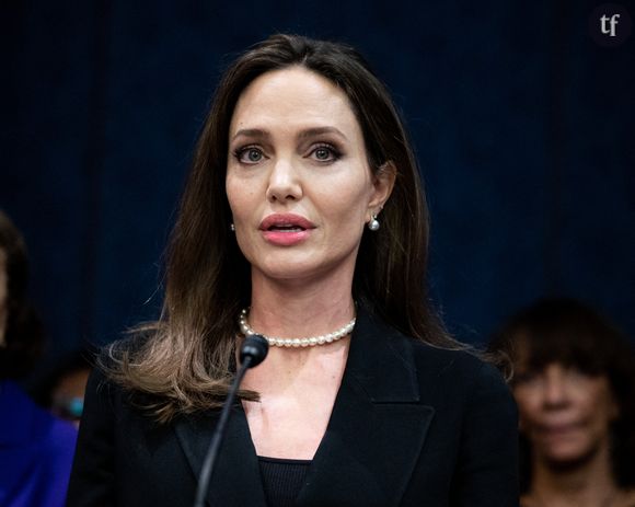 Mais la vérité concernant la séparation des deux stars hollywoodiennes semble bien moins idyllique. Angelina Jolie accuse Brad Pitt de violences conjugales. Ces violences auraient pris place lors d'un vol privé en 2016. Des témoins ? Oui, leurs enfants.