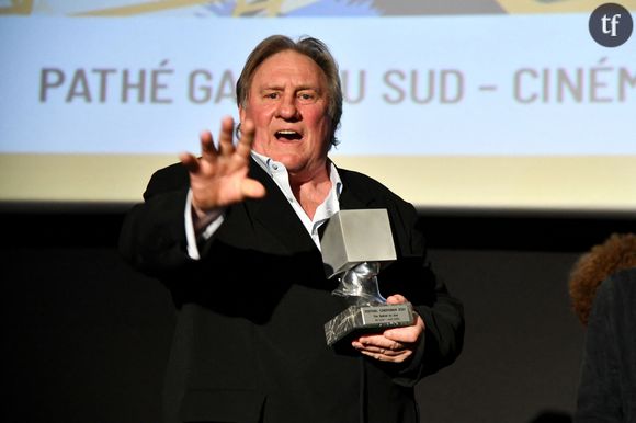 "À l'issue de sa garde à vue au 3e district de police judiciaire, Gérard Depardieu s'est vu remettre une convocation devant le tribunal correctionnel pour des agressions sexuelles susceptibles d'avoir été commises en septembre 2021 au préjudice de deux victimes, sur le tournage du film Les volets verts",  précise le Parquet.
Gérard Depardieu lors de la soirée de clôture de la 3eme édition du Festival Cinéroman à Nice, le 24 octobre 2021. C'est avec la remise des prix et la projection en avant première du film Goliath, réalisé par F.Tellier, que Cinéroman s'est achevé avec en invité surprise, G.Depardieu. 9 films tirés de roman ont été présentés en compétition et le Jury, présidé cette année par N.Bedos, a recompensé pour le prix du meilleur film adapté d'un roman : F.Zeller pour The Father, pour Le prix d'interprétation féminine : G.Londez pour The Father, dans Le Discours de Laurent Tirard et Benedetta de Paul Verhoeven, pour le prix d'interprétation masculine : B.Lavernhe pour Le Discours de Laurent Tirard, pour le prix coup de coeur du festival à une personnalité du cinéma pour sa relation très forte avec la ville de Nice et la côte d'Azur : M.Boujenah, et pour finir, le prix spécial du jury a été décerné à G.Depardieu pour avoir remis dans la lumière des oeuvres littéraires et su incarner des personnages de papier auxquels personne n'aurait osé prêter sa voix et son regard. Maigret, Germinal, Les Misérables, Monte Cristo, Les Valseuses, Sous le soleil de Satan, Les Illusions Perdues, Des Hommes, L'homme au masque de fer... &x2028; © Bruno Bebert / Bestimage 