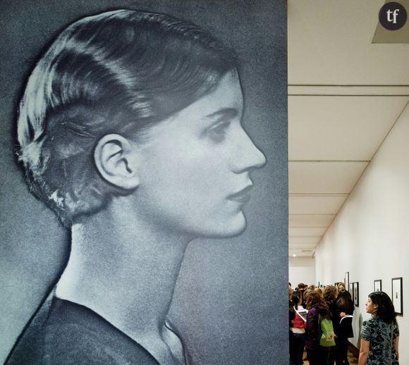 Une reproduction géante du "Portrait solarisé de Lee Miller" (vers 1929) du photographe américain Man Ray lors de l'exposition Man Ray Portraits à la National Portrait Gallery, le 6 février 2013 à Londres