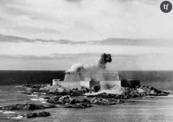 De la fumée au-dessus de  la forteresse de Saint-Malo, après son bombardement par l'armée de l'air américaine en août 1944, pendant la Seconde Guerre mondiale. Quelque 13 000 soldats nazis, fuyant la Normandie, s'étaient réfugiés dans la ville après le Débarquement des Alliés en juin 1944