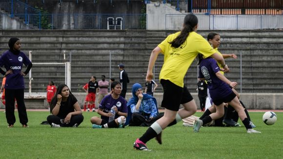 "Au début, ma famille n'aimait pas que je joue !" : malgré le sexisme, les filles des quartiers populaires se réapproprient le foot