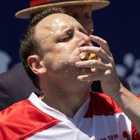 Go vegan : un Américain mangeur de hotdogs se retrouve exclu d'une compétition car il promeut une marque de viande végétale