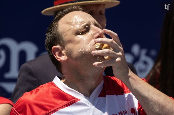 Go vegan : un Américain mangeur de hotdogs se retrouve exclu d'une compétition car il promeut de la viande végétale
L'Américain Joey Chestnut lors d'un concours d'ingestion de hotdogs le 4 juillet 2022 à New York