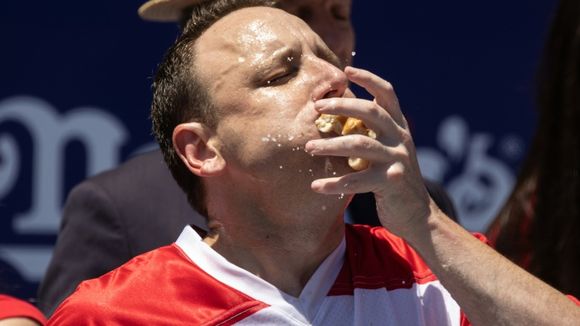 Go vegan : un Américain mangeur de hotdogs se retrouve exclu d'une compétition car il promeut une marque de viande végétale