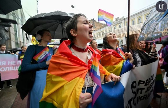 "Nos droits sont bafoués, nous les défendons !" : à Kiev, la première Marche des fiertés depuis l'invasion russe est un acte de résistance
Des participants à la Marche des fiertés homosexuelles à Kiev, le 16 juin 2024 en Ukraine