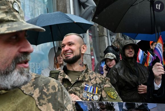 Des soldats participent à la Marche des fiertés homosexuelles à Kiev, le 16 juin 2024 en Ukraine