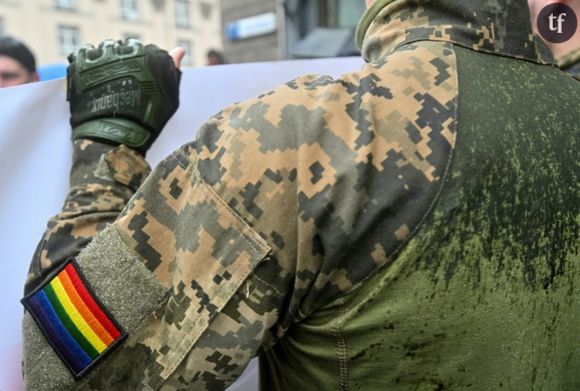 Un soldat participe à la Marche des fiertés homosexuelles à Kiev, le 16 juin 2024 en Ukraine