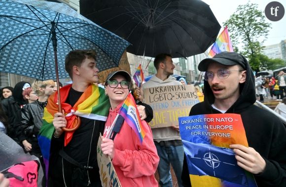 Des participants à la Marche des fiertés homosexuelles à Kiev, le 16 juin 2024 en Ukraine