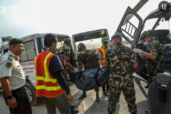 Sur cette photo prise le 16 mai 2024 et diffusée par l'armée népalaise, des soldats chargent des corps congelés récupérés sur l'Everest dans une ambulance en vu de leur incinération à l'aéroport international de Tribhuvan à Katmandou