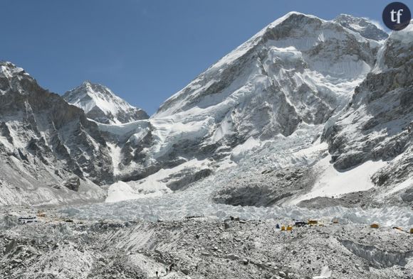 Sur cette photo prise le 26 avril 2018, des tentes sont visibles au camp de base de l'Everest, à environ 140 km au nord-est de Katmandou