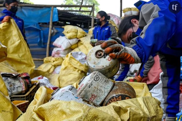 Des ouvriers trient les déchets récupérés sur le mont Everest pour les recycler à Katmandou, le 12 juin 2024