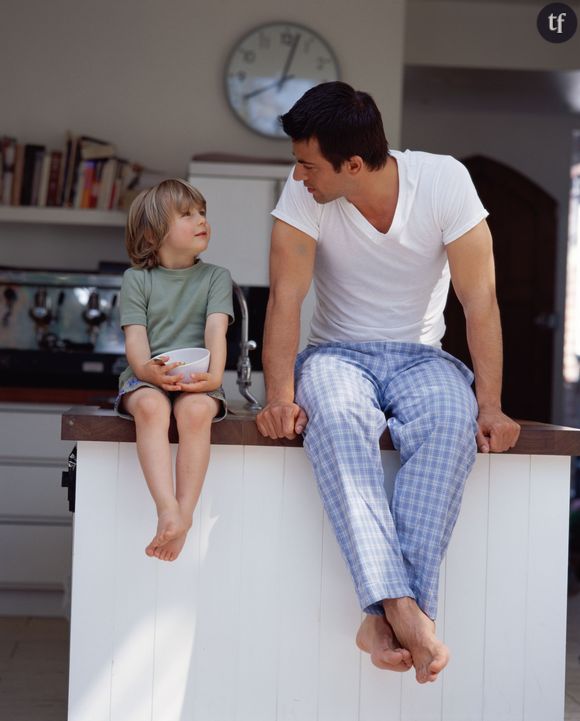 Père en pyjama discutant avec son fils