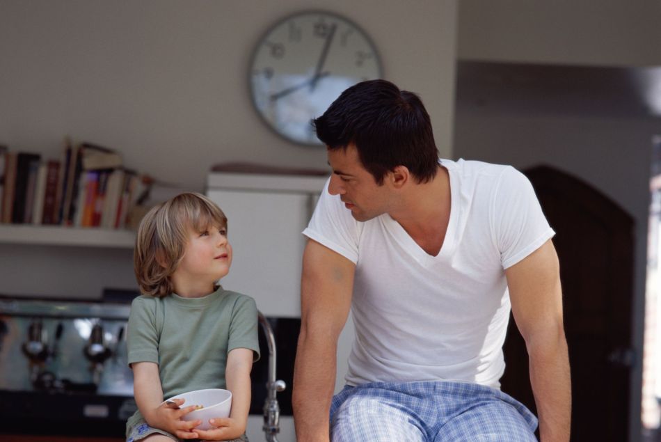 Père en pyjama discutant avec son fils