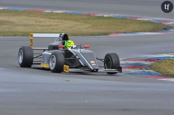 Mick Schumacher sur un circuit automobile.