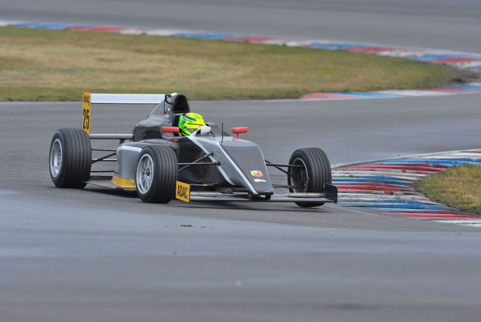 Mick Schumacher sur un circuit automobile.