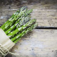 Asperges vertes et blanches : comment les éplucher et les cuire ?