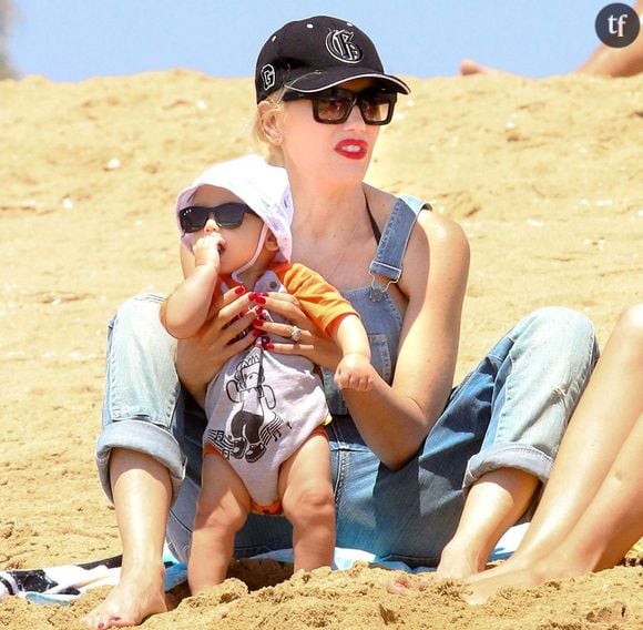 La chanteuse Gwen Stefani sur la plage avec son enfant