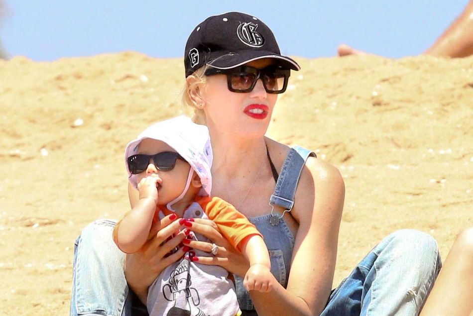 La chanteuse Gwen Stefani sur la plage avec son enfant