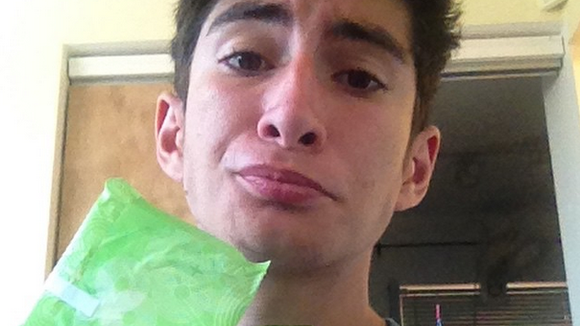 Cet ado demande à ses copains de ramener des serviettes et des tampons à l'école