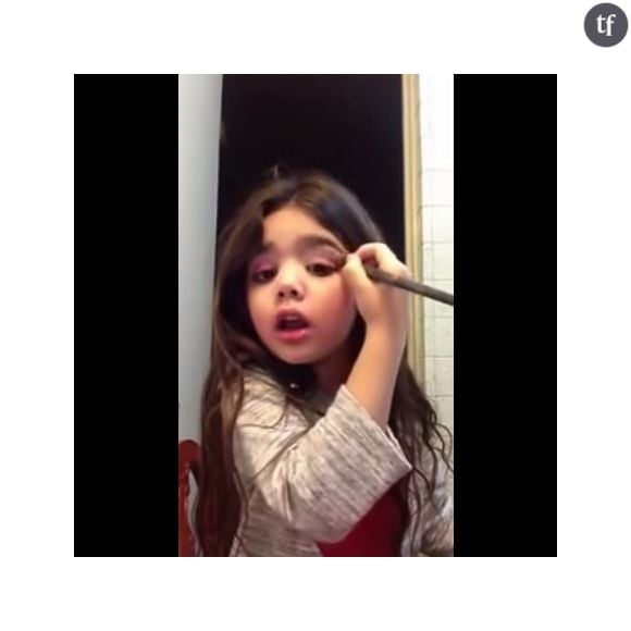 Danna, 5 ans, tourne un tuto maquillage spécial Saint-Valentin.