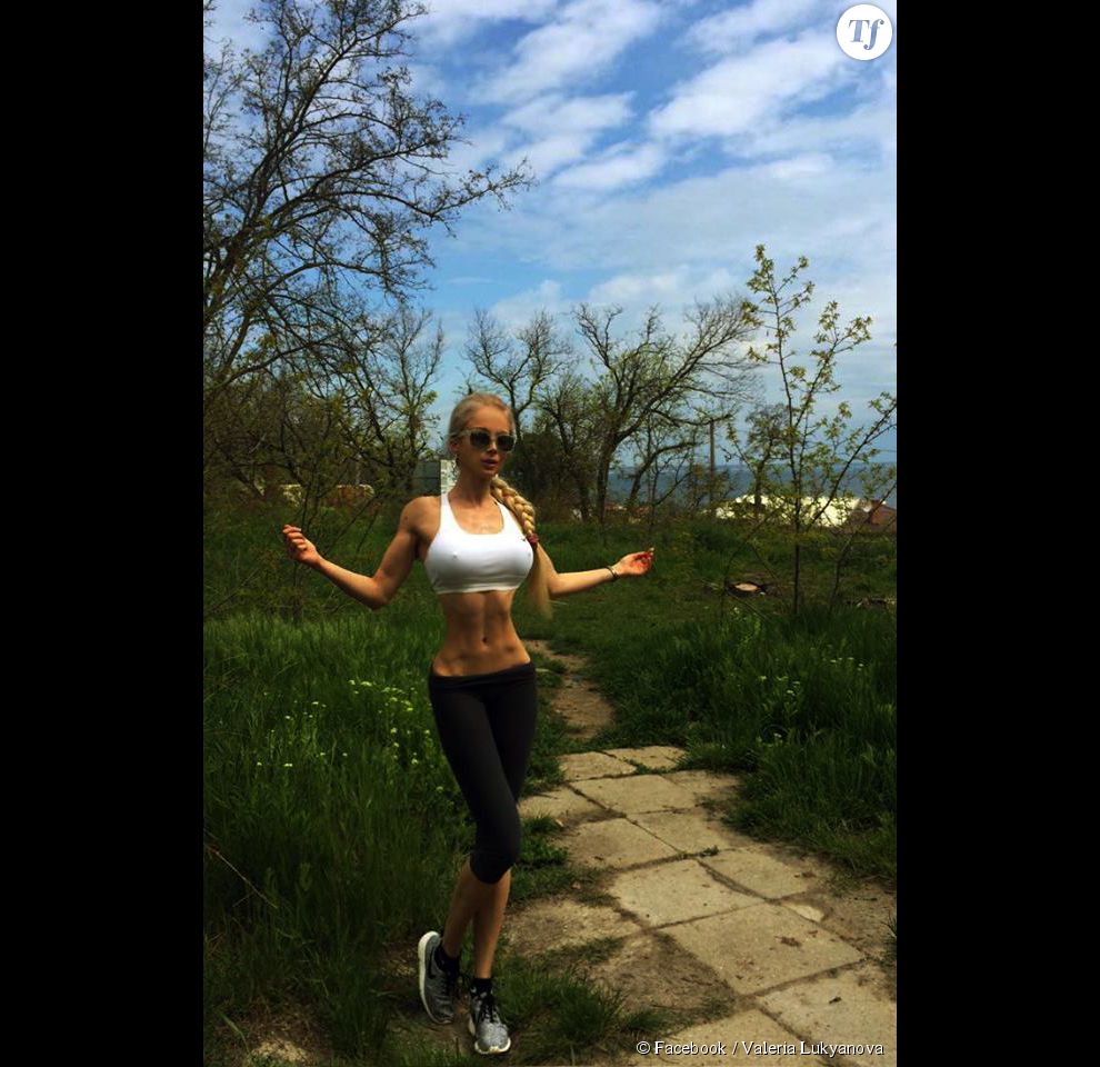 Valeria Lukyanova exhime sa taille de Barbie le 12 mai sur Facebook.